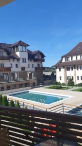 une piscine devant un bâtiment dans l'établissement Zlatibor Hills Zeus, à Zlatibor
