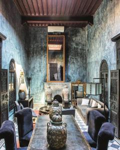 un soggiorno con divano e tavolo di Dar Darma a Marrakech