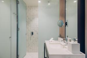 Um banheiro em Vignette Collection SOUMA Hotel by IHG