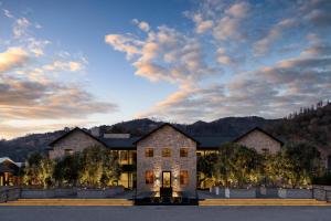 un gran edificio con árboles delante de él en Four Seasons Resort Napa Valley, en Calistoga