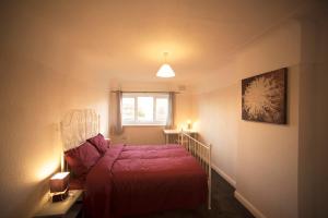 ein kleines Schlafzimmer mit einem Bett und einem Fenster in der Unterkunft A beautiful 3-bed Family House in Ormskirk, sleeps 5 in Ormskirk