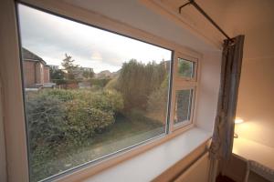 ein Fenster mit Blick auf einen Hof in der Unterkunft A beautiful 3-bed Family House in Ormskirk, sleeps 5 in Ormskirk