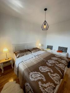 una camera con un grande letto e una lampada di Orhidea Doboj a Doboj