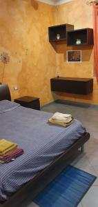 una camera con un letto e asciugamani di Battisti House a Besozzo