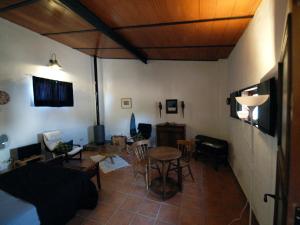 een woonkamer met een tafel en stoelen bij La Tierra Verde STUDIO in Alcuéscar