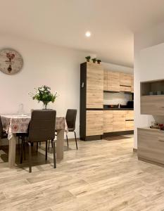 uma cozinha e sala de jantar com mesa e cadeiras em Casa Chiara Andalo Centro em Andalo