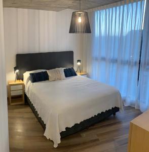 Een bed of bedden in een kamer bij Moderno departamento nuevo con vista al mar.