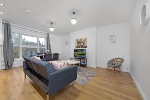 sala de estar con sofá y mesa en Suites by Rehoboth - Medway Heights - Chatham Kent, en Chatham