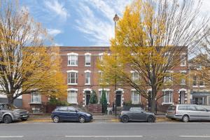 un grupo de coches estacionados frente a un edificio de ladrillo en Suites by Rehoboth - Medway Heights - Chatham Kent en Chatham