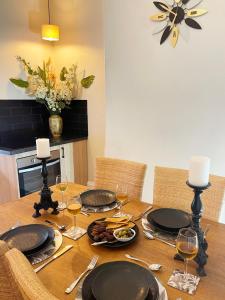 林肯港The Manor Apartments的摆放着盘子和酒杯的餐桌