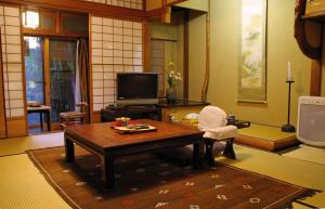 TV a/nebo společenská místnost v ubytování Seikoro Ryokan - Established in 1831