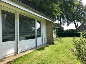 eine abgeschirmte Veranda eines Hauses in der Unterkunft Ferienhaus "Auf dem Bremsberg" in Glücksburg