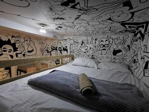 - une chambre avec un lit recouvert de graffitis dans l'établissement Lienzo Hostel and Mural Art Museum, à Popayan