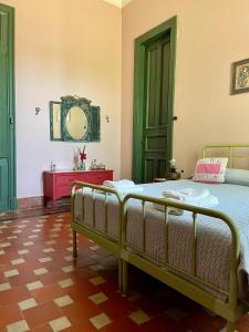 1 dormitorio con cama y espejo en Casa Bellavista en Villa Lía