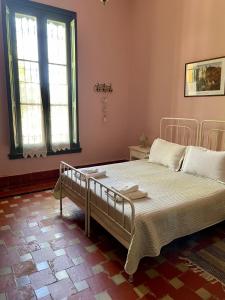 Cama en habitación con ventana grande en Casa Bellavista en Villa Lía