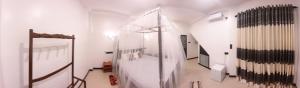 una habitación con filas de tuberías en la pared en Bisandu guesthouse, en Mirissa