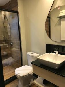 A bathroom at Suites Refugio Do Vale