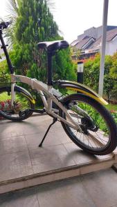 uma bicicleta estacionada numa bancada no passeio em Villa Outdoor Rancamaya With Netflix, Youtube, SmartTV and Nice Backyard em Bogor