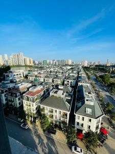 une vue aérienne d'une ville avec des bâtiments dans l'établissement Gavi Home - Luxury Apartment Vinhome Green Bay Mễ Trì Hà Nội, à Hanoï