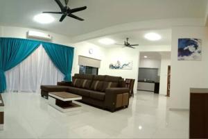 uma sala de estar com um sofá e uma mesa em Pangkor Happy Villa @ 88 Resort Villa Riadah em Kampong Sungai Udang