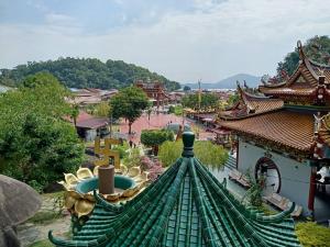 um telhado verde de um edifício com uma cidade ao fundo em Pangkor Happy Villa @ 88 Resort Villa Riadah em Kampong Sungai Udang