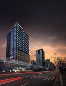 une ville avec de grands bâtiments et une rue la nuit dans l'établissement Blue Ocean Residence Hotel, à Incheon