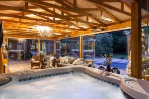 una gran piscina en una casa con sala de estar en Picton Country Hideaway, en Picton