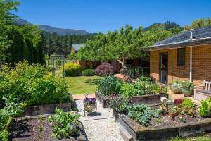 un giardino nel cortile di una casa di Picton Country Hideaway a Picton