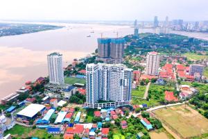 eine Luftansicht einer Stadt mit hohen Gebäuden in der Unterkunft MekongView 6 CondoTel in Phnom Penh