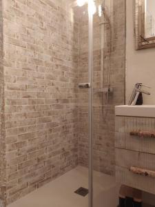 een badkamer met een douche met een bakstenen muur bij Iregua Playa in Laredo