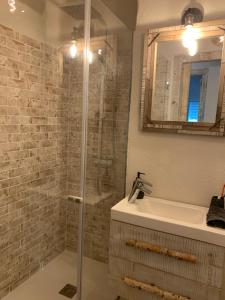 een badkamer met een douche en een wastafel bij Iregua Playa in Laredo