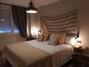 een slaapkamer met een groot bed met een groot hoofdeinde bij Iregua Playa in Laredo