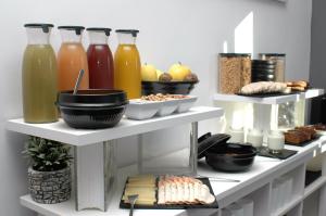 un estante con bebidas y otros alimentos. en JINGTU Wellness & Spa B&B, en Comares