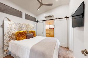 um quarto com uma cama e uma televisão de ecrã plano em Tiny Home on Lake Travis em Austin