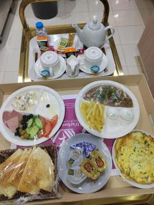 una mesa con varios platos de comida. en Al Farhan Dumah Al Jandal en Dawmat al Jandal
