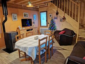 ein Wohnzimmer mit einem Tisch und einem Weihnachtsbaum in der Unterkunft Gîte Lesseux, 3 pièces, 5 personnes - FR-1-589-300 in Lesseux