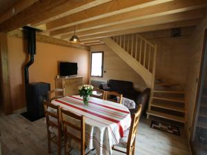 ein Esszimmer mit einem Tisch und einer Treppe in der Unterkunft Gîte Lesseux, 3 pièces, 5 personnes - FR-1-589-300 in Lesseux