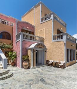 un edificio con un patio delante de él en Hotel Sunrise en Fira