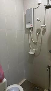 łazienka z toaletą i dozownikiem na ścianie w obiekcie Staycity Apartment - D'Perdana Sri Cemerlang w mieście Kota Bharu