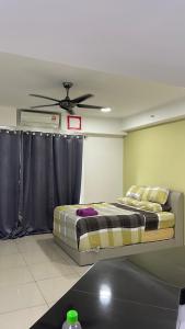 - une chambre avec 2 lits et un ventilateur de plafond dans l'établissement Staycity Apartment - D'Perdana Sri Cemerlang, à Kota Bharu