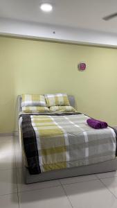 - une chambre dotée d'un lit avec une couverture et des oreillers dans l'établissement Staycity Apartment - D'Perdana Sri Cemerlang, à Kota Bharu