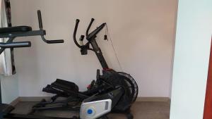 - un vélo d'appartement dans une pièce à côté d'un mur dans l'établissement El-Nivasa Villa in Weligama, à Weligama
