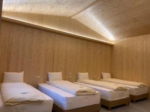 three beds are lined up in a room at Dong Bi Villa in Gukeng