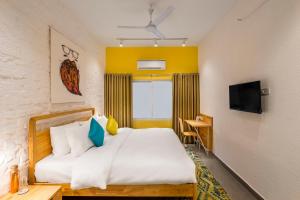 TV a/nebo společenská místnost v ubytování Bedzzz Varanasi by Leisure Hotels, 1 Km from Dashwasamedh Ghat