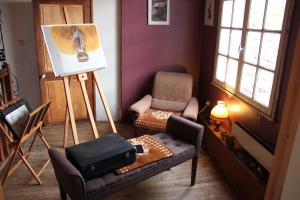 Ruang duduk di Maison de charme, d'artiste, décoration brocante