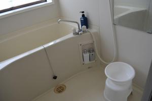 Amakusa - House / Vacation STAY 5358 في أماكوسا: حمام صغير مع مرحاض وحوض استحمام
