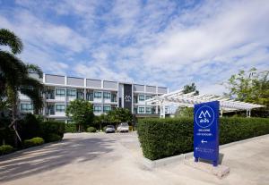 拉差汶里Pak Ping Ratchabur的一栋前面有招牌的建筑物