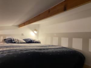 um quarto com uma cama com duas almofadas em Le Bellevue em Dolomieux