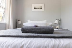 
A bed or beds in a room at Surf Way Beach cottage
