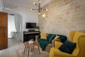 salon z kanapą i pianinem w obiekcie Panthea Valasia Boutique Villa w Líndos